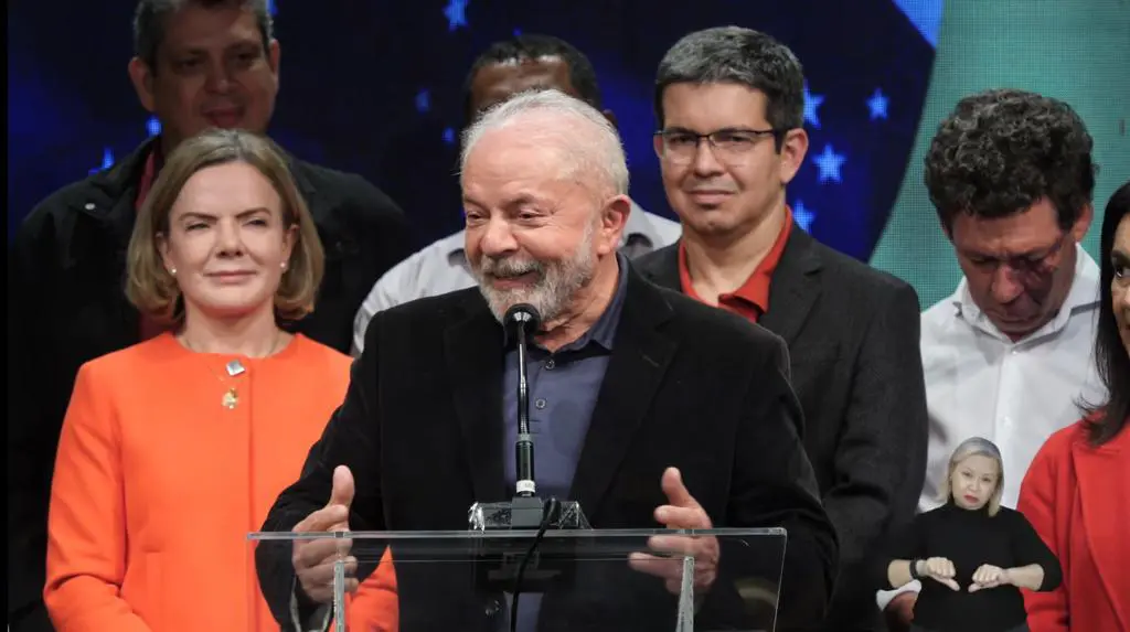 A luta continua até a vitória final, diz Lula