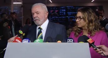 Na chegada ao debate, Lula celebra a presença da população nas ruas