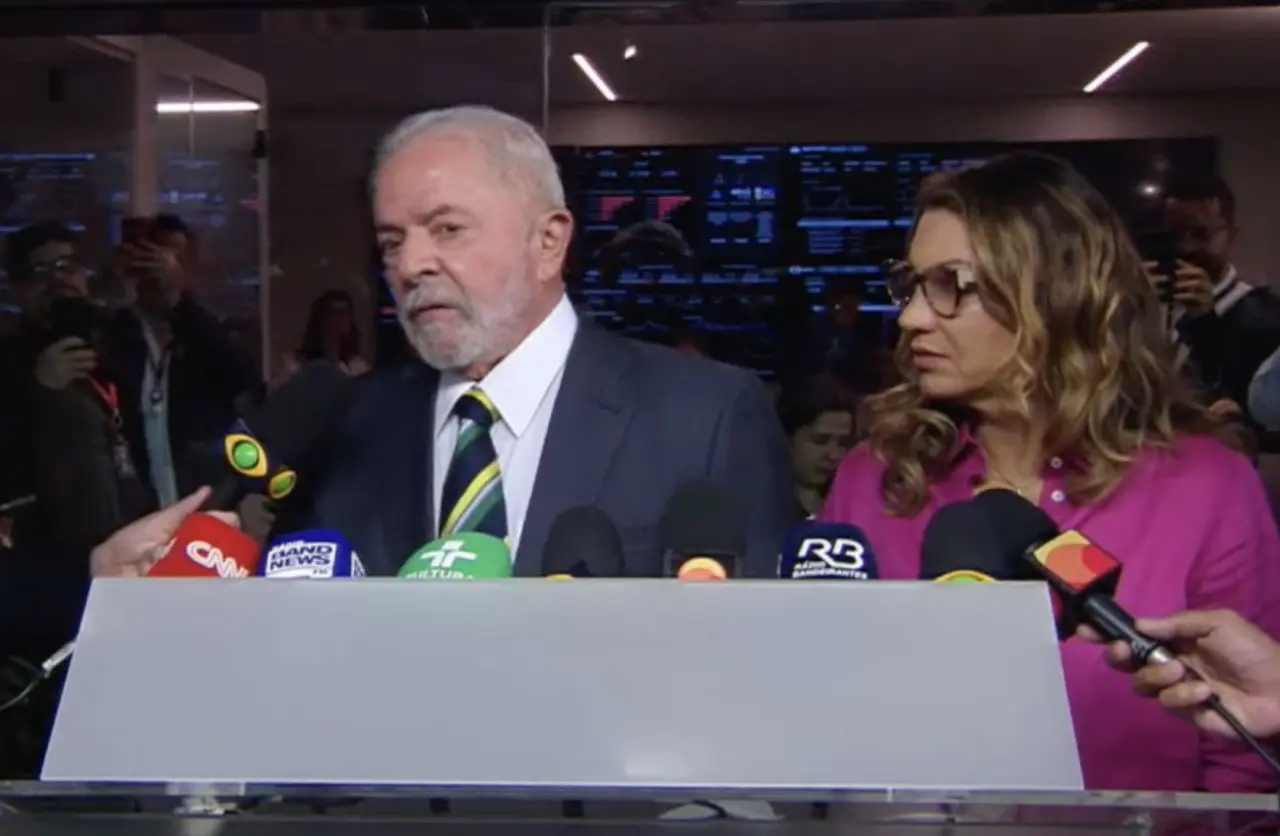 Na chegada ao debate, Lula celebra a presença da população nas ruas