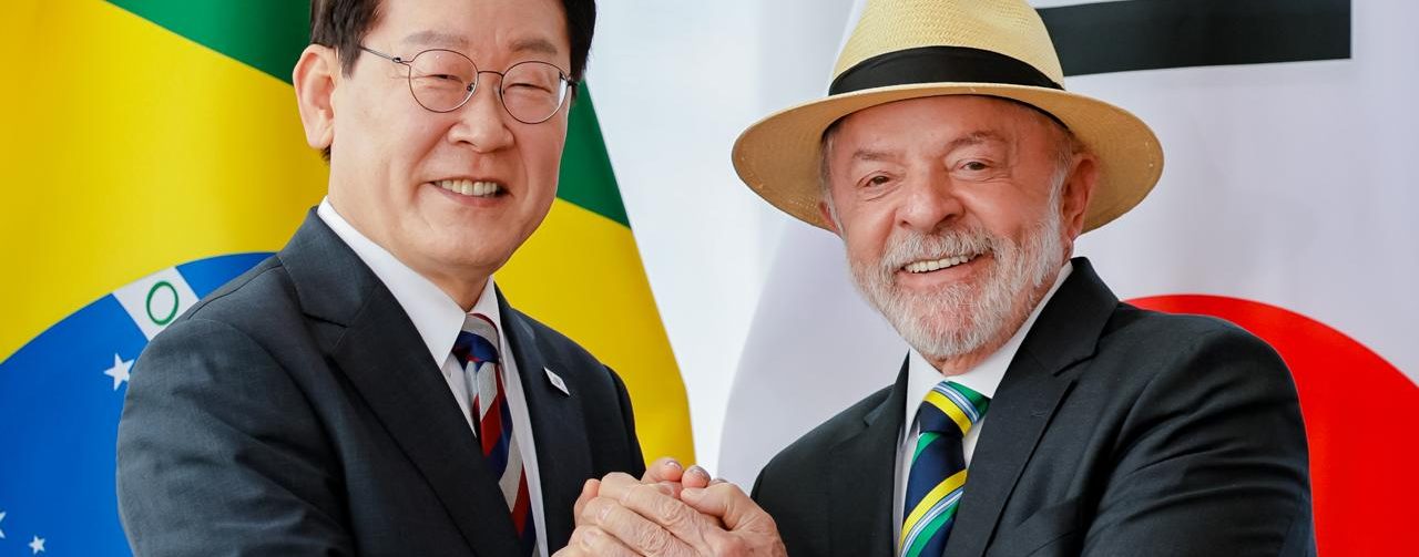 Presidentes da Coreia do Sul à esquerda e do Brasil, Luiz Inácio Lula da Silva, à direita, com as bandeiras dos respectivos países atrás e na ordem inversa