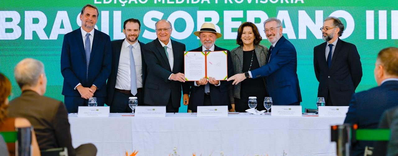 Presidente Lula ao lado de ministros e autoridades no Palácio do Planalto durante a sanção do novo plano Brasil Soberano