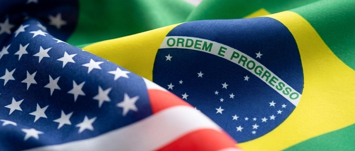 Bandeira do Brasil e dos Estados Unidos em composição, dividindo a imagem na diagonal