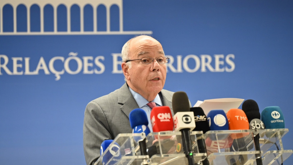 O ministro Mauro Vieira (Relações Exteriores) durante declaração à imprensa em Brasília