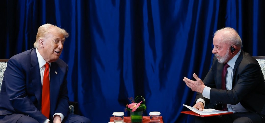 Imagem retrata uma reunião bilateral entre o presidente Donald Trump e o presidente Lula