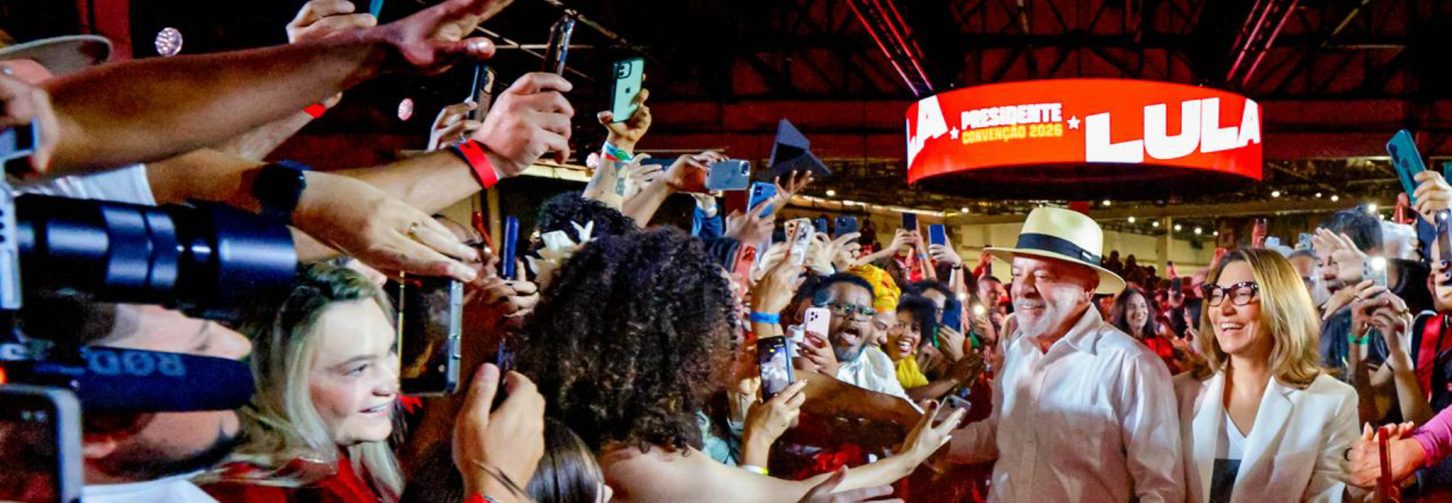 Presidente Lula de camisa branca e chapéu cumprimenta militância do PT em convenção nacional