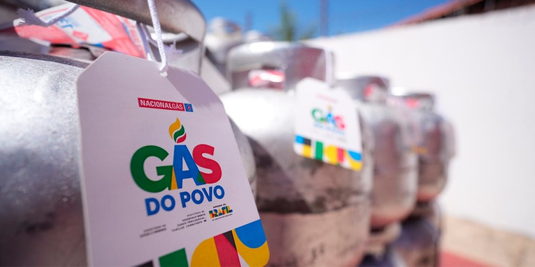 Botijões de gás com o selo do Gás do Povo em primeiro plano
