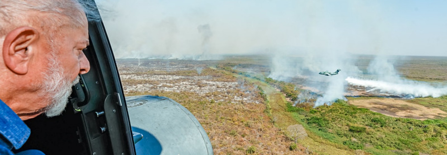 Presidente da República, Luiz Inácio Lula da Silva, durante sobrevoo de áreas incendiadas, em Corumbá