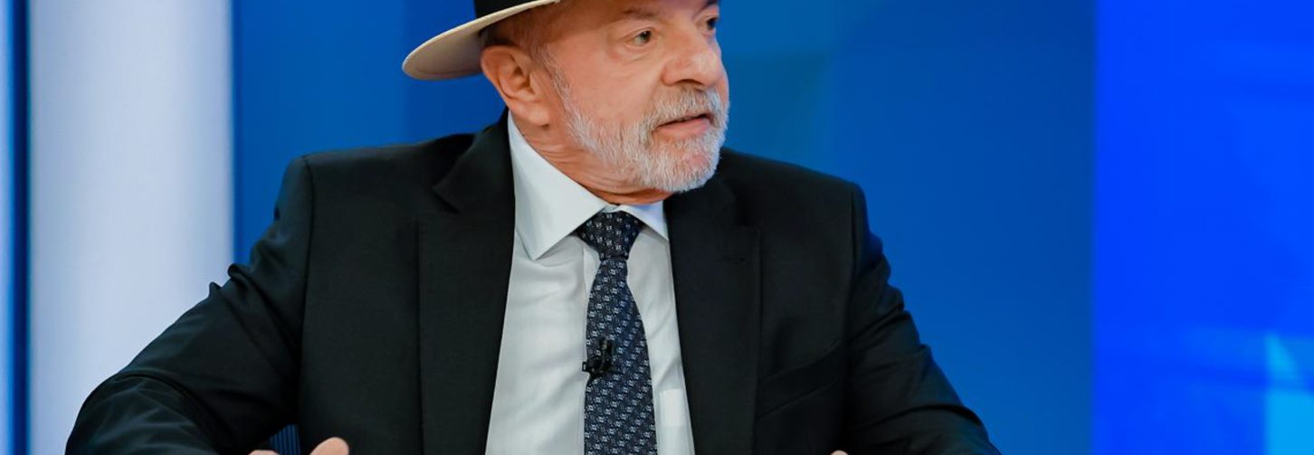 Lula de terno escuro e chapeu na sabatina da globo