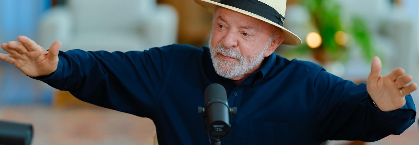 Presidente com os braços abertos durante entrevista no Palácio da Alvorada