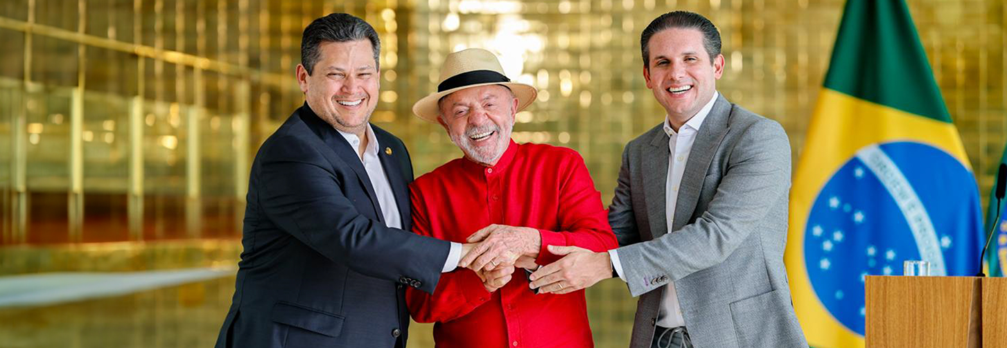 Lula, Alxolumbre e Motta no Palácio da Alvorada, dando-se as maos