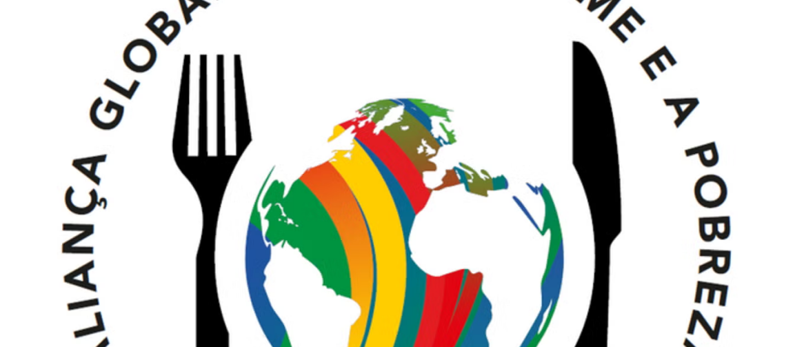 Logomarca da Aliança Global contra a Fome, com o mundo ao centro, como se fosse um prato de comida, e um garfo e uma faca, um em cada lado do globo