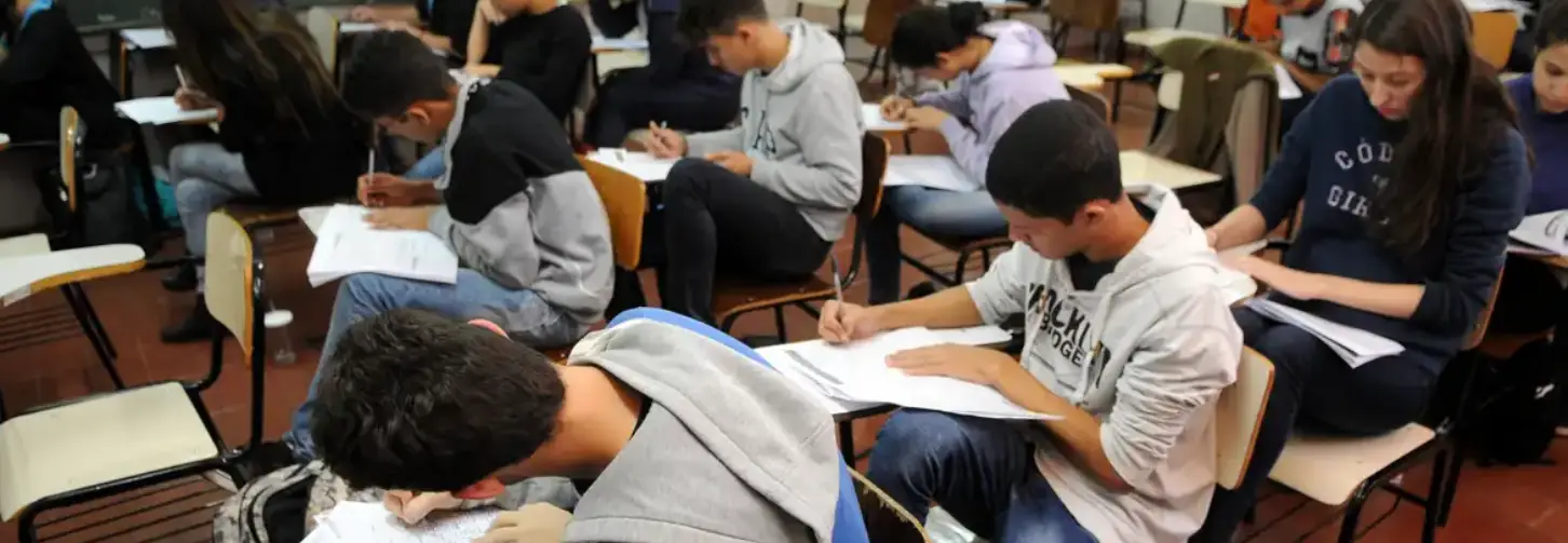 Estudantes fazendo o simulado do Enem