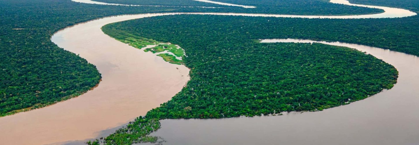 Imagem aérea mostra rios e trecho preservado da Floresta Amazônica