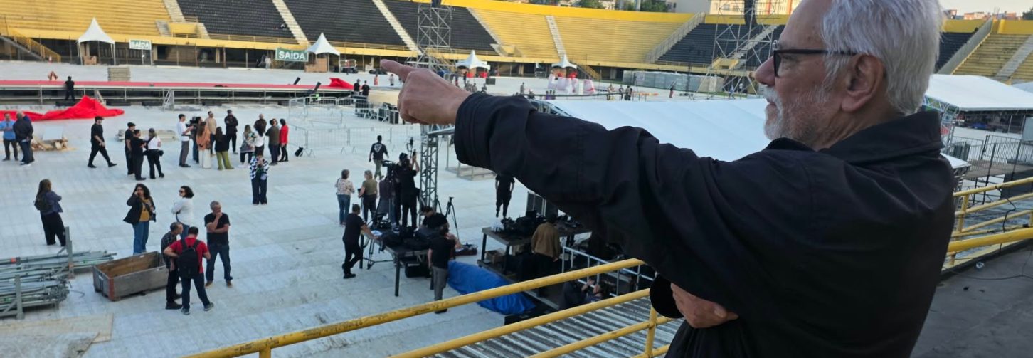 João Paulo aponta para o centro do estádio da Vila Euclides, lembrando dos tempos das grandes assembleias nos anos 1970