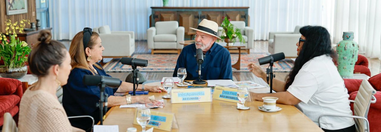 Presidente Lula conversa com as apresentadoras do podcast As Cunhãs e Não Inviabilize no Palácio da Alvorada