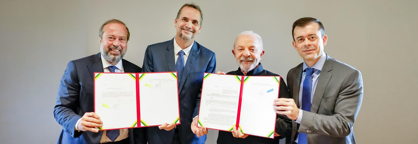 O presidente Lula assina decreto que reduz tributos sobre a gasolina e o etanol hidratado e a Medida Provisória que autoriza a União a conceder subvenção econômica ao óleo diesel