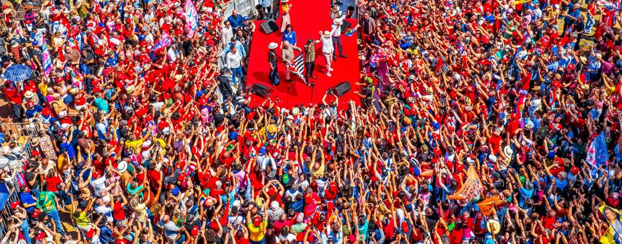 Imagem mostra Lula diante de uma multidão em ato de campanha em São José do Rio Preto, no interior de São Paulo