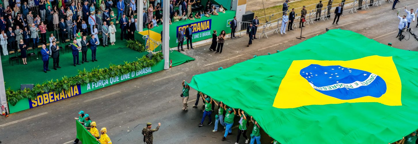 Bandeira do Brasil durante o desfile de 7 de setembro, na Esplanada dos Ministérios, em Brasília, nesta segunda (7/9)