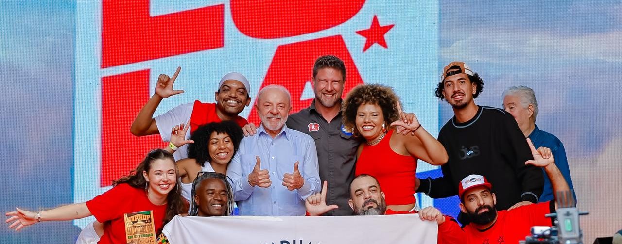 Lula com estudantes em ato de campanha em Curitiba