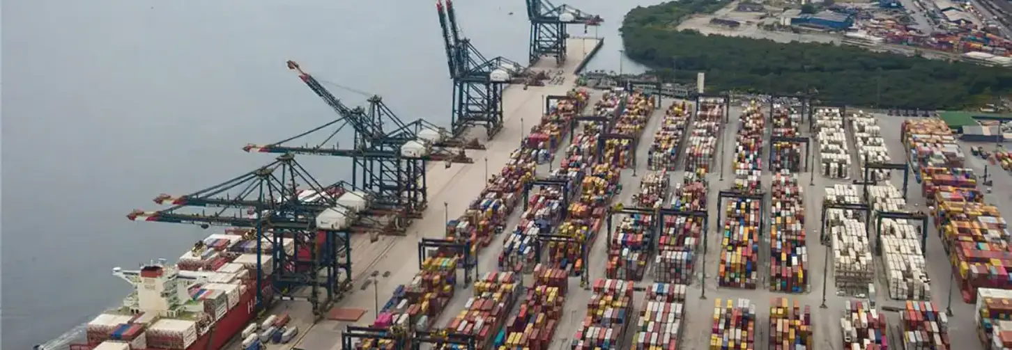 A imagem mostra diversos containers no Porto de Santos, em São Paulo